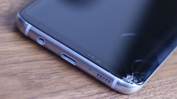 hinh-anh-samsung-galaxy-j8-bi-nut-mat-kinh hinh-anh-samsung-galaxy-j8-bi-nut-mat-kinh