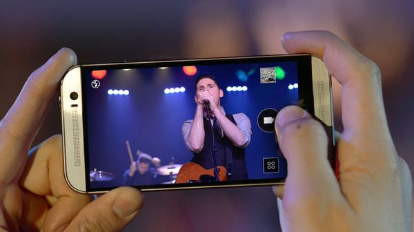 thay-mat-kinh-cam-ung-htc-one-m8-1-1 thay-mat-kinh-cam-ung-htc-one-m8-1-1