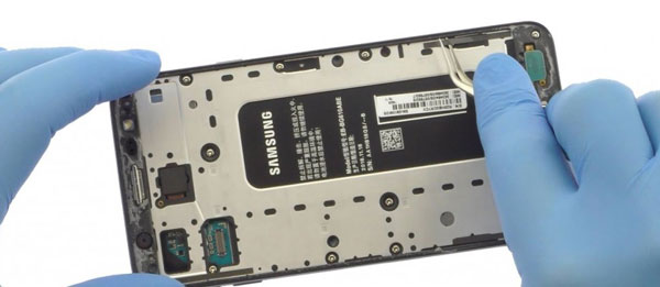 thay-pin-samsung-galaxy-j7-1