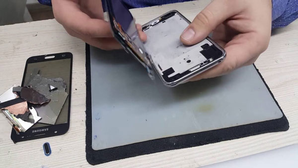 hinh-anh-nguoi-tho-tien-hanh-thay-man-hinh-samsung-j5