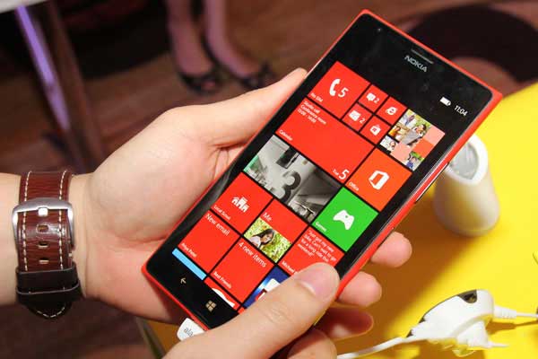 thay-man-hinh-cam-ung-lumia-1520-2