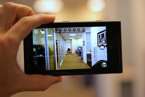 thay-mat-kinh-lumia-1020-1