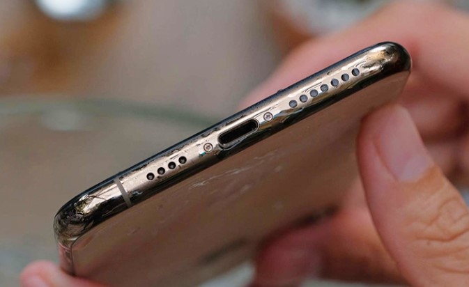 cach-ve-sinh-loa-dien-thoai-iphone-1