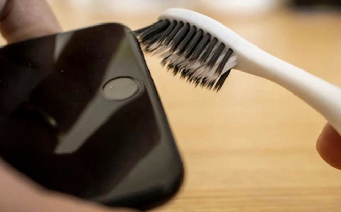 cach-ve-sinh-loa-dien-thoai-iphone-2